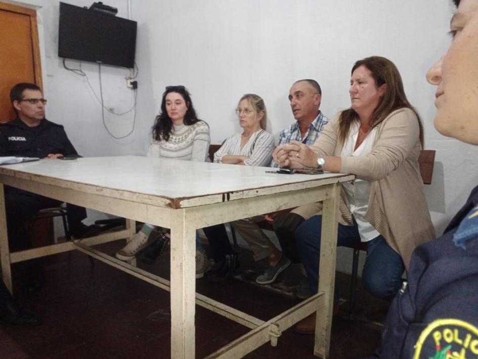 Reunión del comando jefaturial en el interior de Seccional Novena vecinos y encargada Reunión del comando jefaturial en el interior de Seccional Novena vecinos y encargada