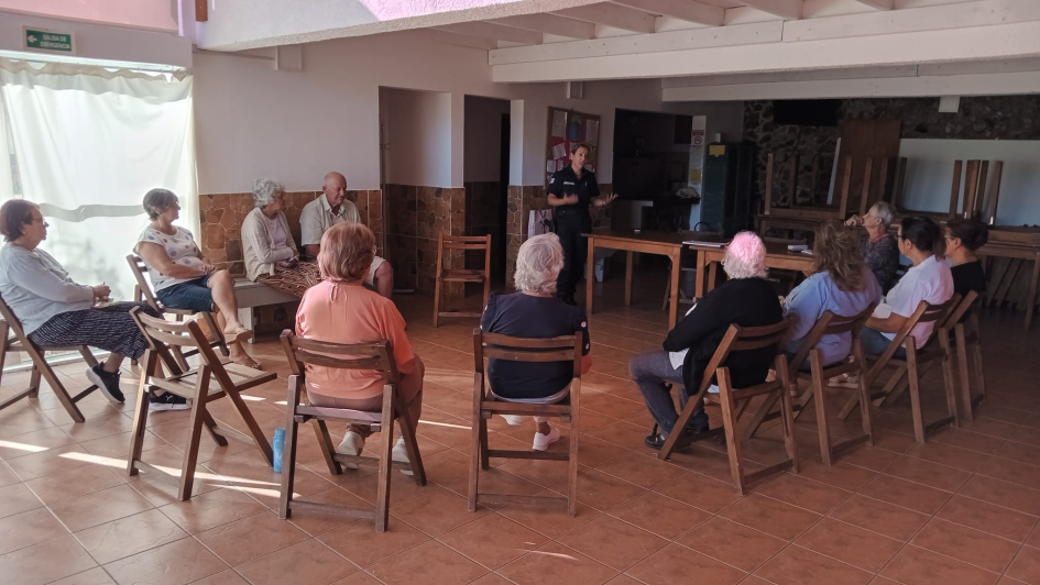 Reunion de Mesa de Seguridad Ciudadana en salón barrio España