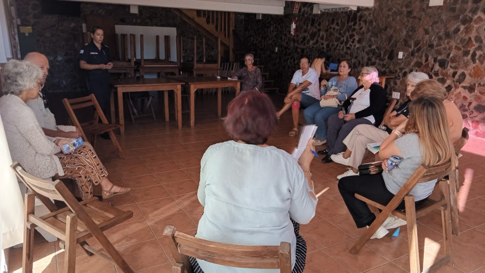 Reunion de Mesa de Seguridad Ciudadana en salón barrio España