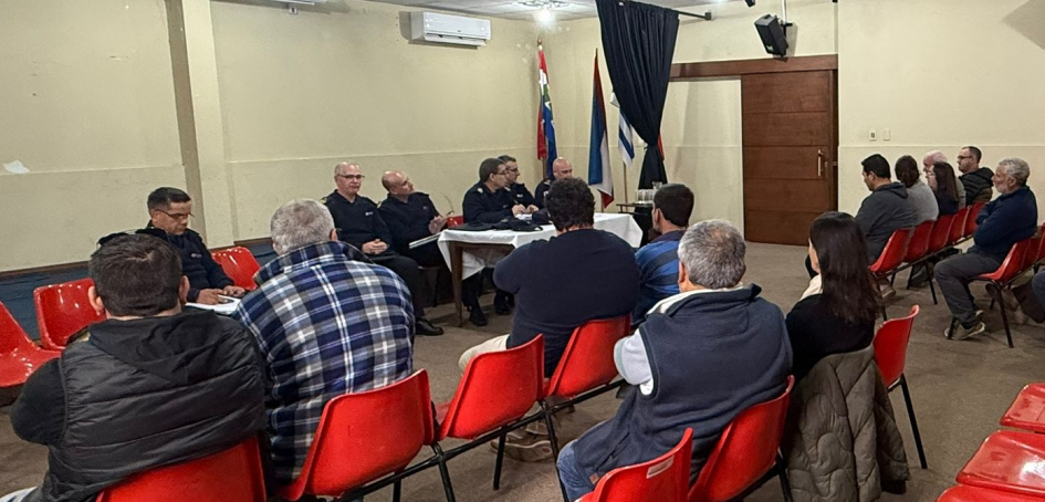 Reunion del comando con vecinos y comerciantes de Solís de Mataojo