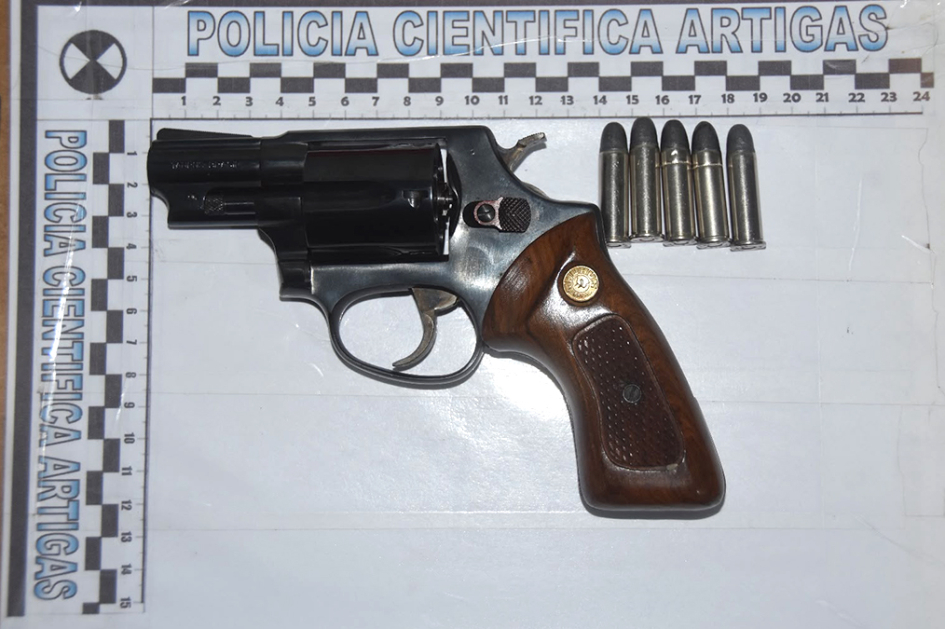 Revólver calibre 38 marca Taurus con municiones Revólver calibre 38 marca Taurus con municiones