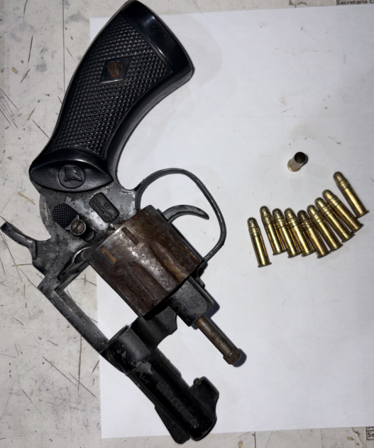 Revólver con balas fuera del tambor