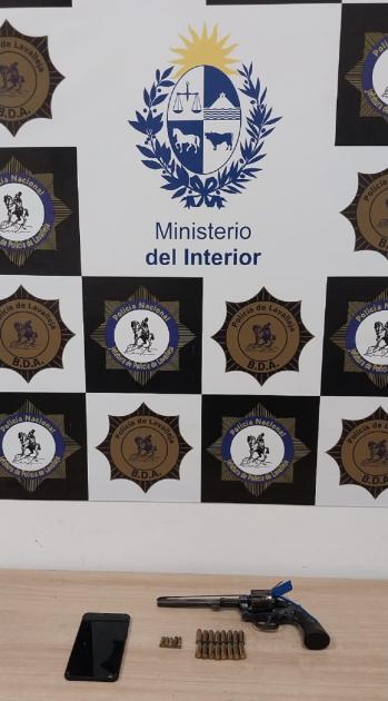 Revólver incautado a transeúnte
