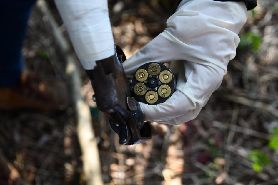 Revólver incautado con balas Revólver incautado con balas