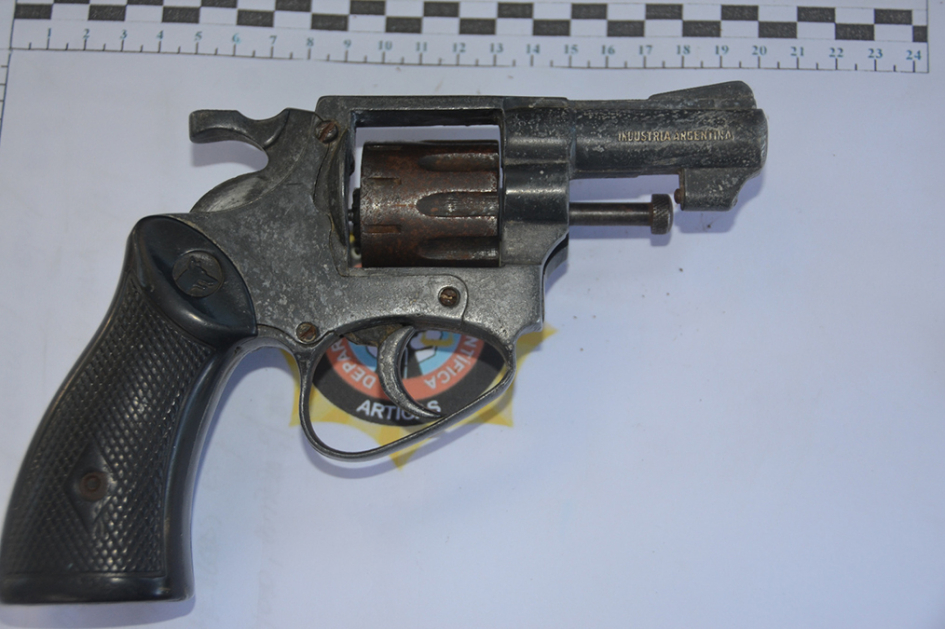 Revólver incautado por la policía.