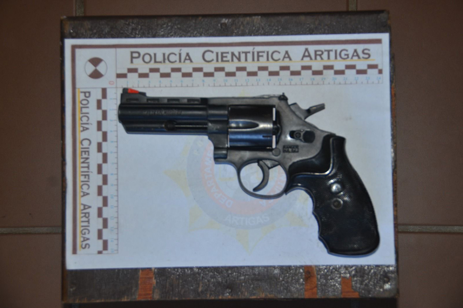 Revólver incautado por la policía.