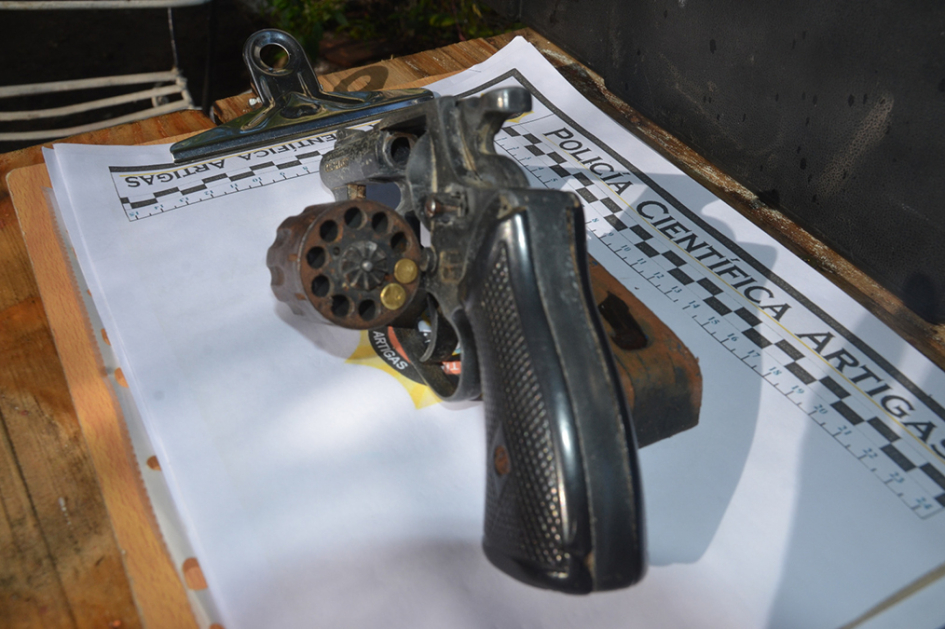 Revolver con municiones incautado por la policía.