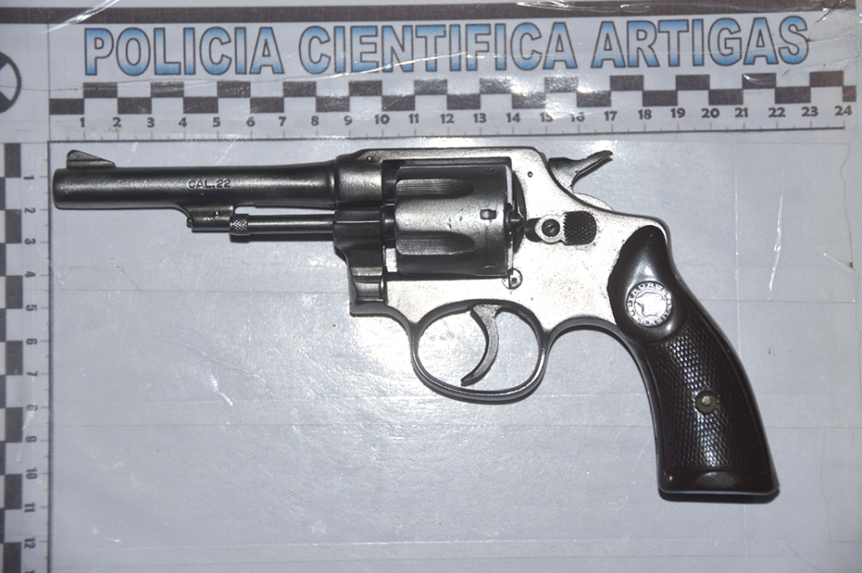 Revolver incautado por la policía. Revolver incautado por la policía.