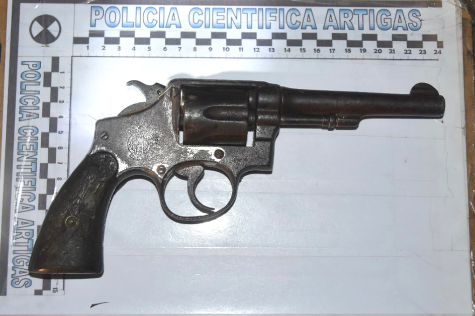 Revolver incautado por la policía Revolver incautado por la policía