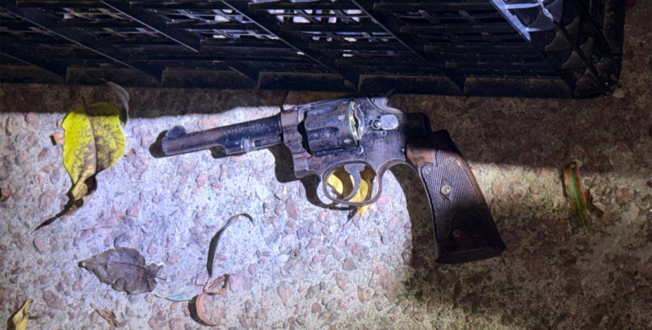 Revolver incautado durante procedimiento policial Revolver incautado durante procedimiento policial