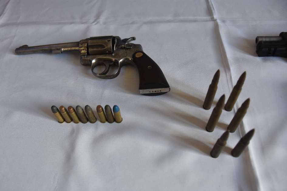 Revolver y distintas municiones incautadas por la policía. Revolver y distintas municiones.