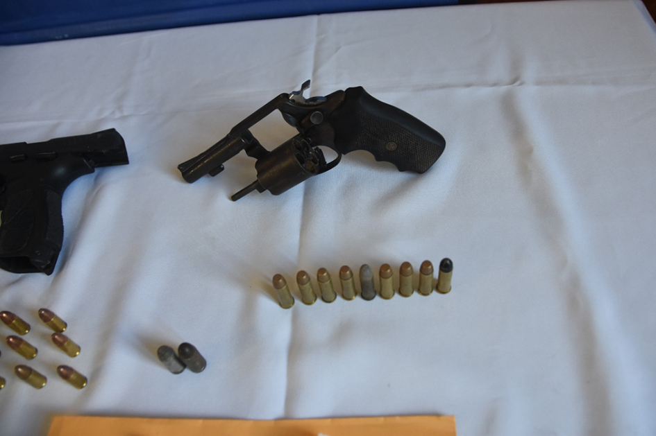 Revolver y municiones incautados por la policía. Revolver caño corto y municiones.