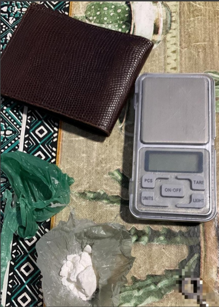 Objetos incautados a imputados en la Riña. Billetera marron, envoltorio conteniendo cocaína y una balanza de precisión.