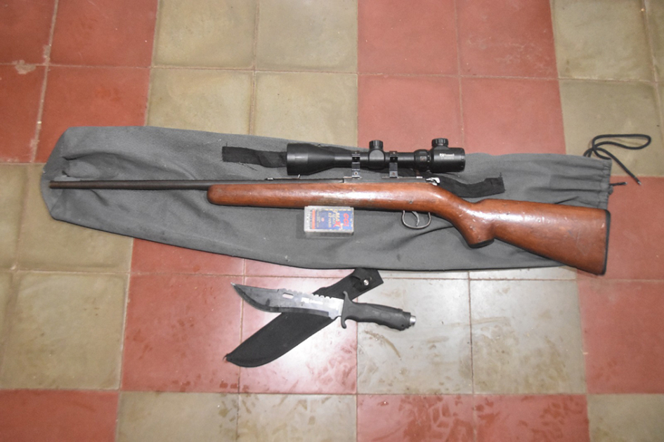 Rifle calibre 22 sobre funda con cuchillo y vaina