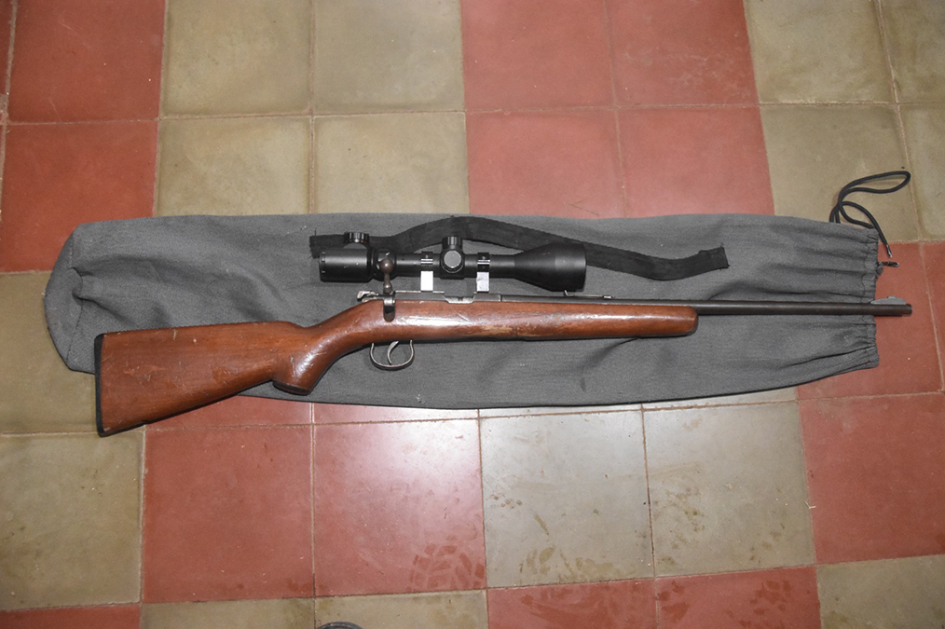 Rifle calibre 22 sobre funda de tela