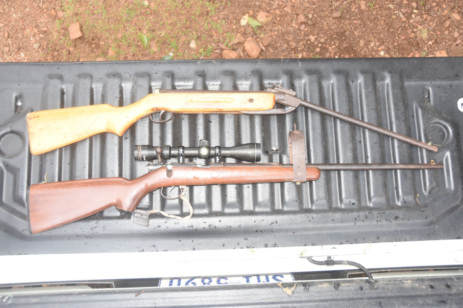 Rifle calibre 22 y chumbera de aire comprimido. Rifle calibre 22 y chumbera de aire comprimido.