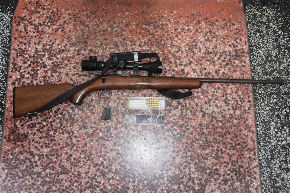 Rifle con accesorios incautado. Rifle con accesorios incautado.