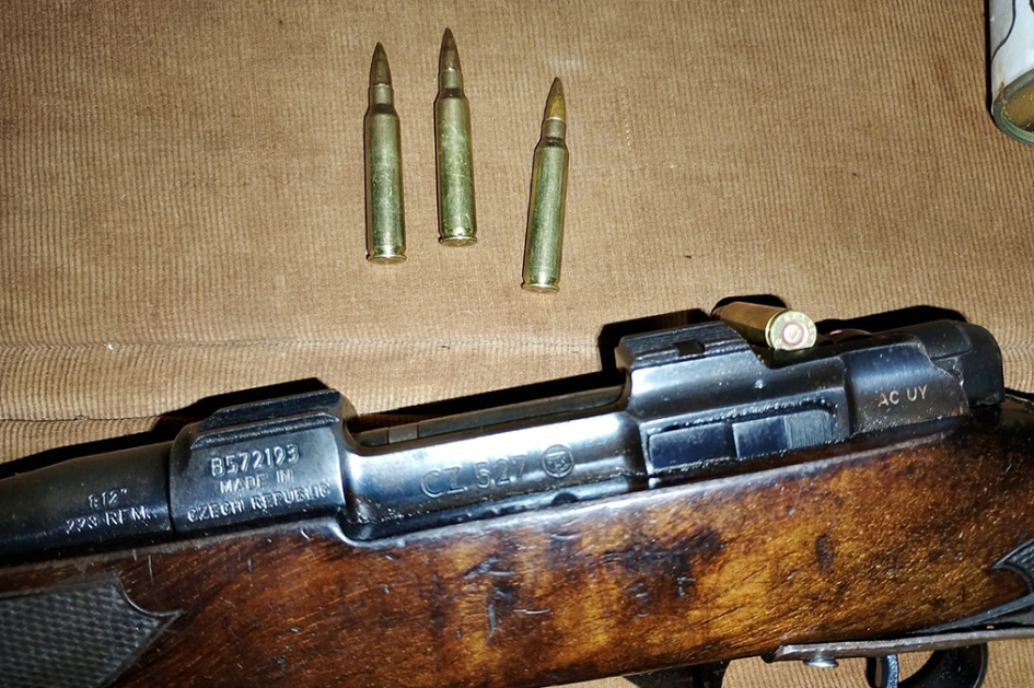 Rifle con cuatro municiones Rifle con cuatro municiones