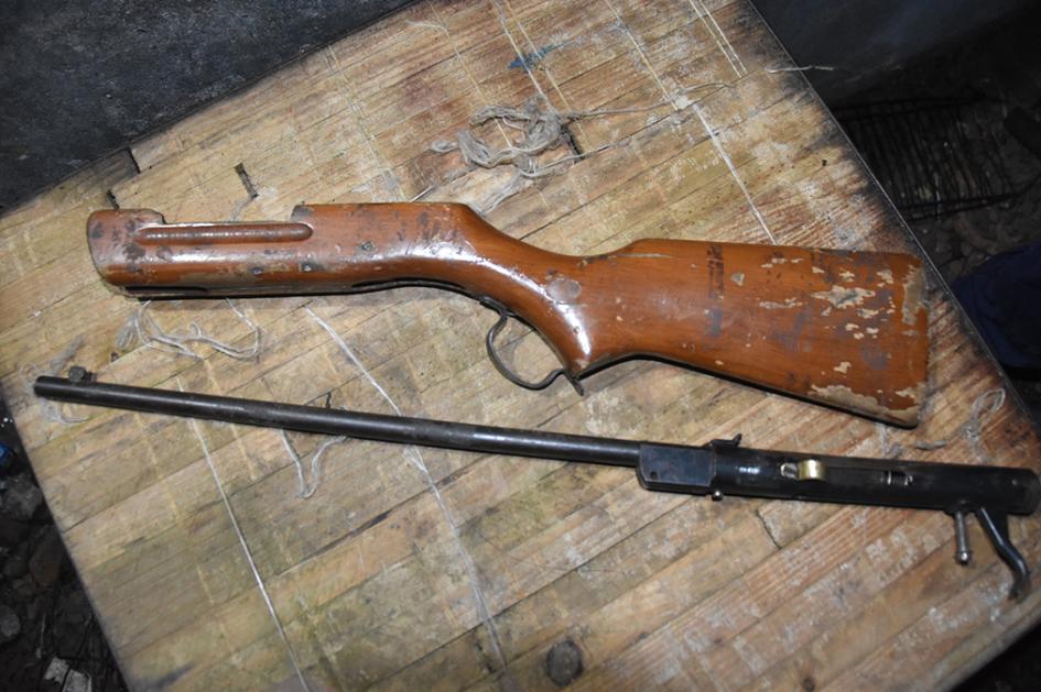 Rifle modificado incautado por la policía. Rifle modificado incautado por la policía.