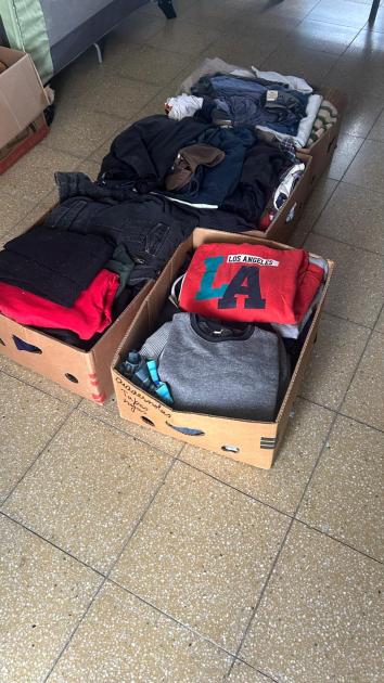 Ropa de abrigo clasificada para entregar Ropa de abrigo clasificada para entregar