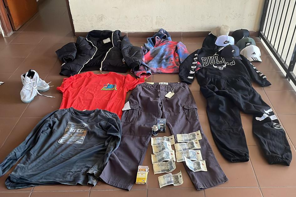 Ropa y dinero incautado. Ropa y dinero incautado.