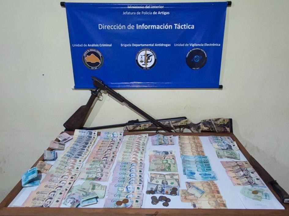 Dinero y armas incautadas.