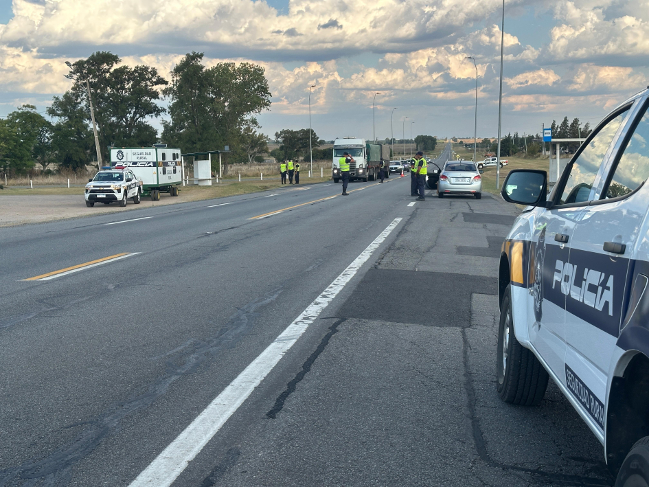 Personal policial realizando los controles correspondientes al operativo.