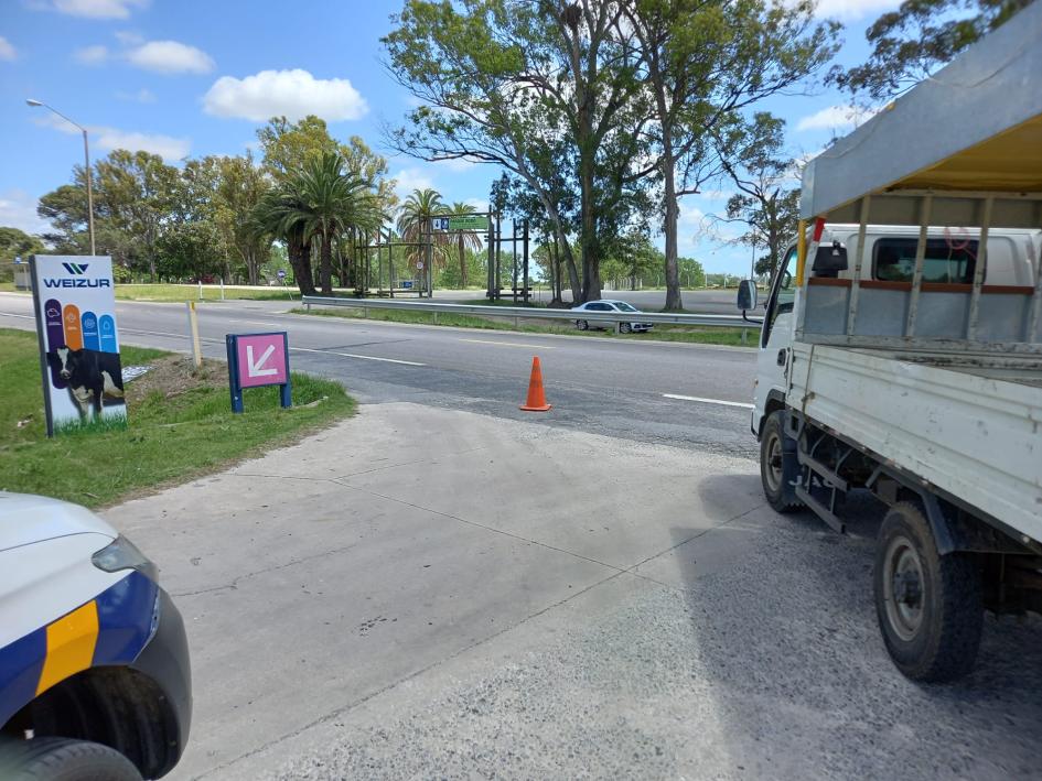 Un camión y una moto colisionaron, conductora resultó politraumatizada moderada Un camión y una moto colisionaron, conductora resultó politraumatizada moderada