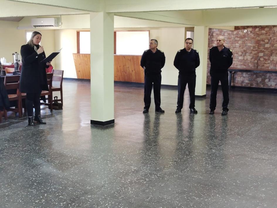 SOM Cecilia Piñeiro leyendo acta de imposición en el mando de nuevos jefes de dependencias SOM Cecilia Piñeiro leyendo acta de imposición en el mando de nuevos jefes de dependencias