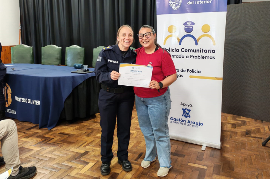 Sub Comisario Natalia Pacheco entregando certificado a participante en Bella unión