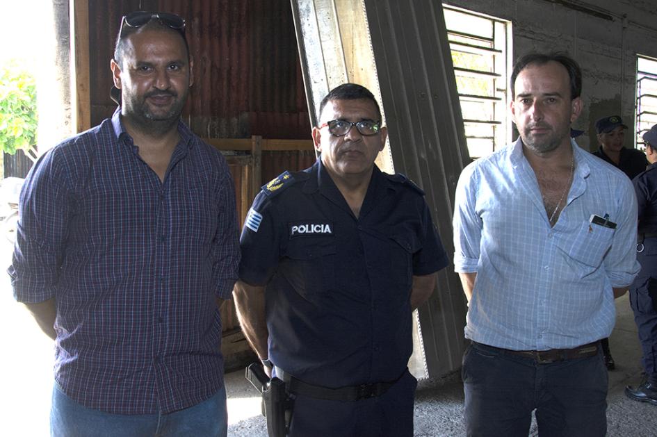 Sub Jefe de Policía de Artigas con Integrantes de la Comisión de Apoyo al Taller Policial.