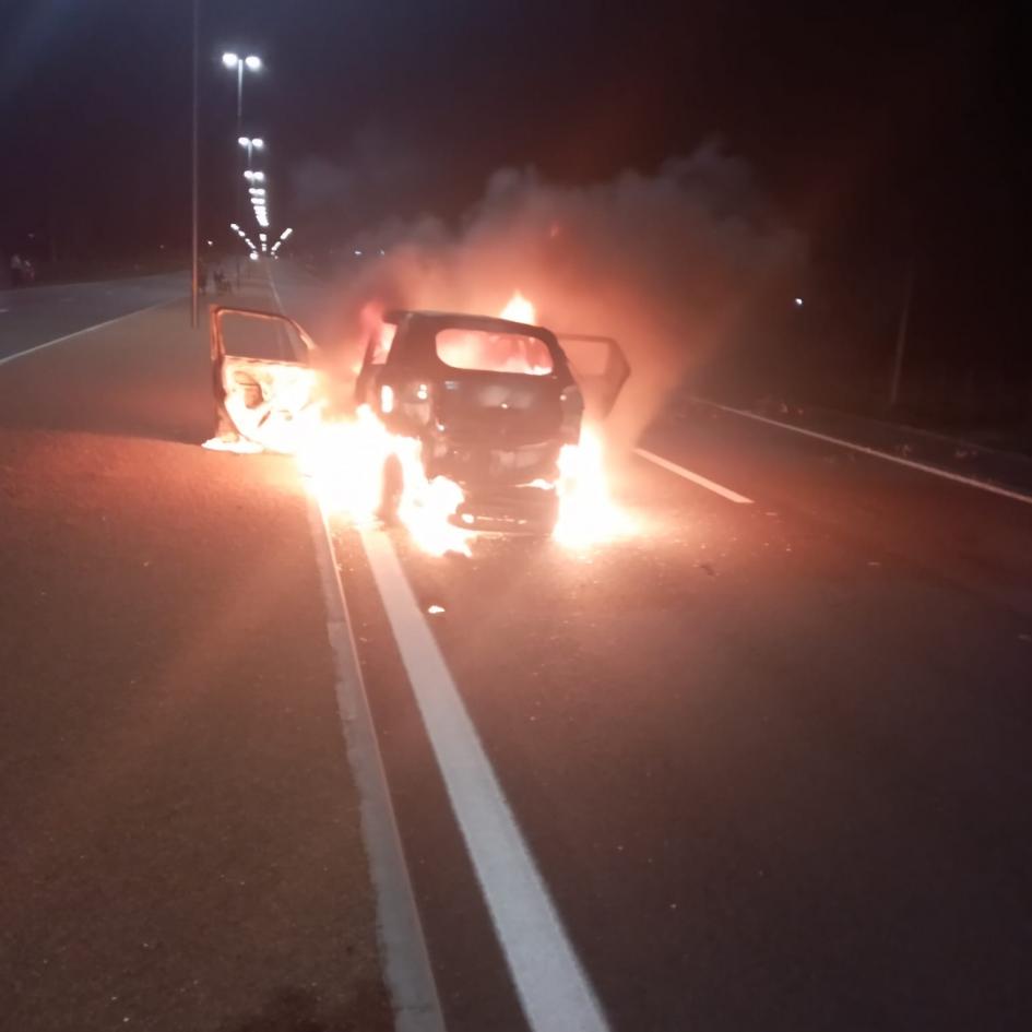 El vehículo, auto marca SUZUKI matriculado en Montevideo presentó pérdidas totales Incendio de vehículo en jurisdicción de Comisaría 6ta.