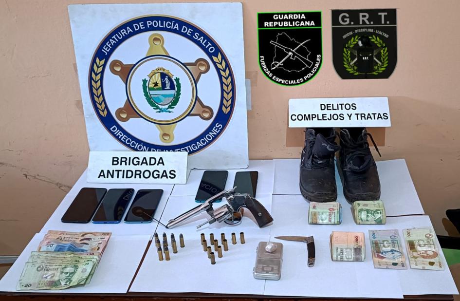 Arma, municiones, droga, dinero y otros objetos incautados Arma, municiones, droga, dinero y otros objetos incautados