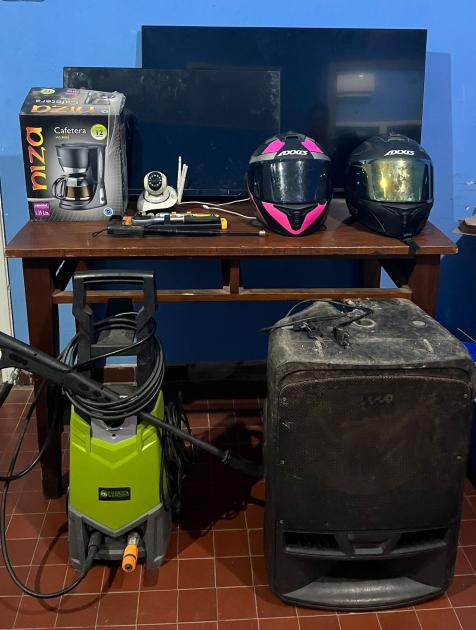 Cascos y monitores, entre otros objetos incautados. Cascos y monitores, entre otros objetos incautados.
