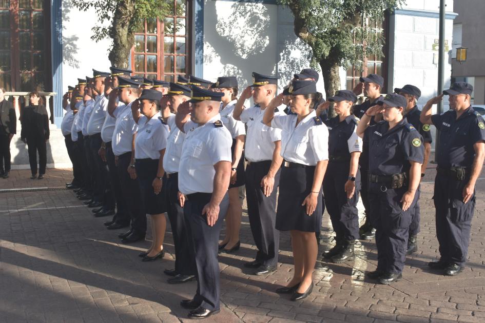 Saludo de formación de oficiales de Jefatura de Policía de Lavalleja Saludo de formación de oficiales de Jefatura de Policía de Lavalleja
