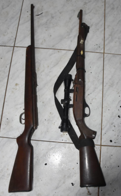 Rifles incautados en allanamiento dos rifles