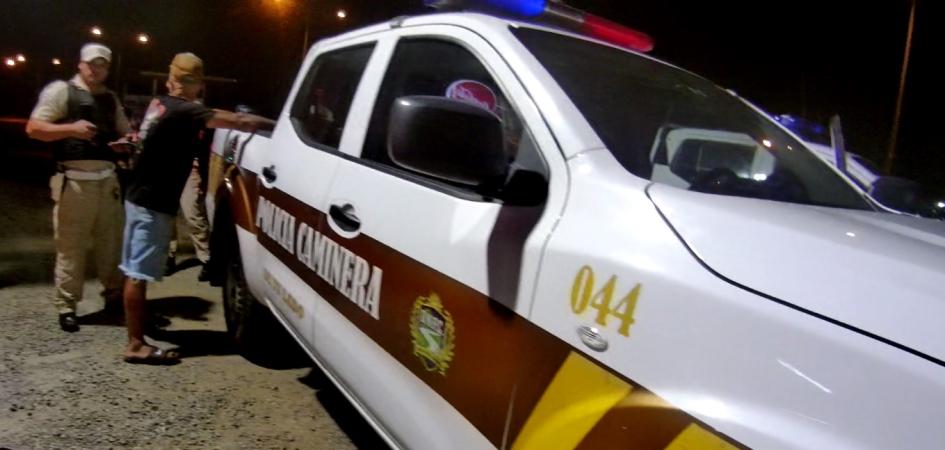 Funcionario de Policía Caminera realizando la detención del delincuente