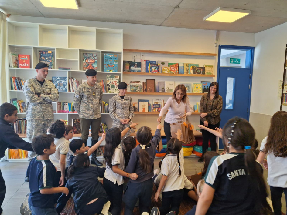 Secretaria Colegio Santa Elena entrega libros a infancias y equipo DNGR