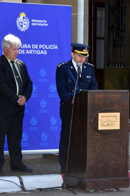 Secretario del Jefe de Policía dando lectura a Orden del Día.