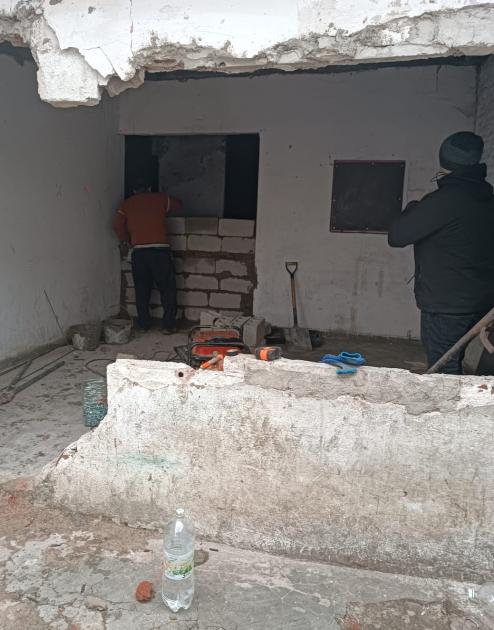 Obreros tapiando la vivienda. Obreros tapiando la vivienda.