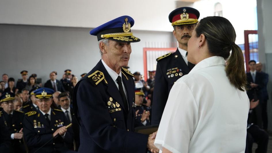 Subdirector de la Policía Nacional entregando un reconocimiento. Subdirector de la Policía Nacional entregando un reconocimiento.