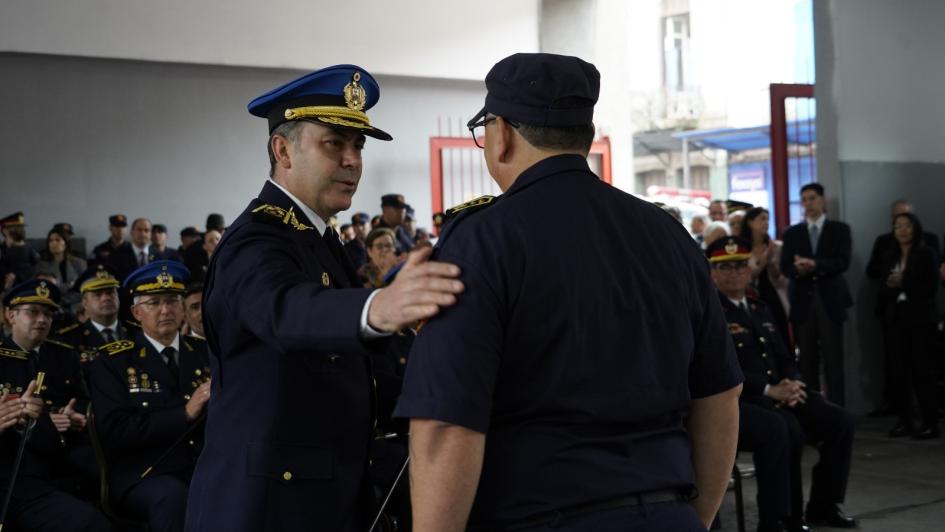 Subdirector Ejecutivo de la Policía Nacional entregando un reconocimiento. Subdirector Ejecutivo de la Policía Nacional entregando un reconocimiento.