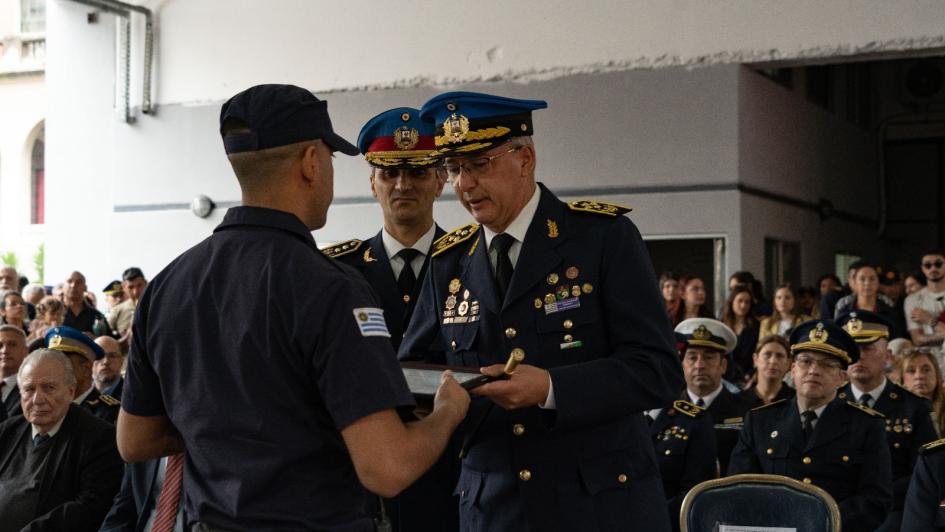 Director de la Policía Nacional y Director de Bomberos entregando un reconocimiento. Director de la Policía Nacional y Director de Bomberos entregando un reconocimiento.