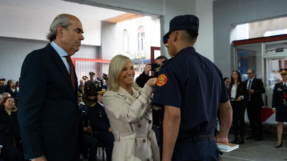 Vicepresidenta de la República y Subsecretario del Ministerio entregando un reconocimiento. Vicepresidenta de la República y Subsecretario del Ministerio entregando un reconocimiento.