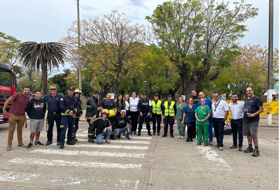 Actores del simulacro de siniestro de tránsito. Foto grupal de los actores actuantes en el simulacro.