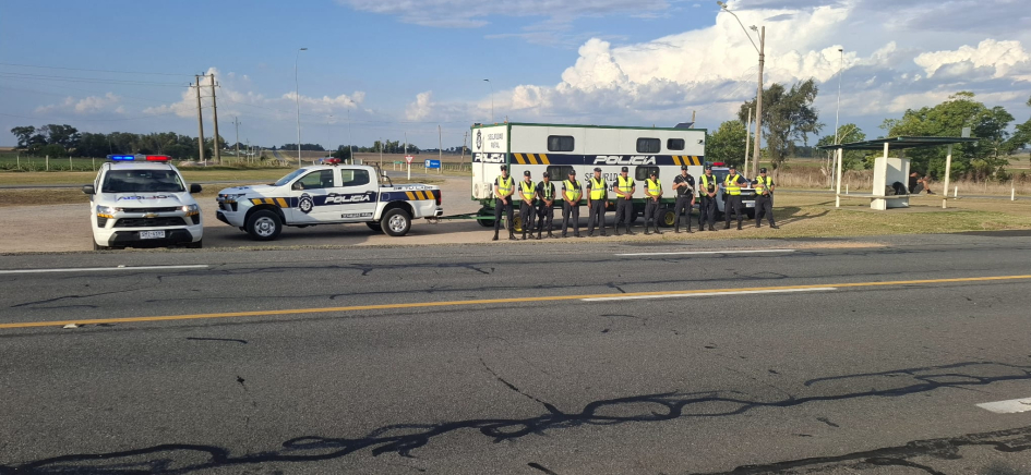 Personal policial apostado en el punto de control.