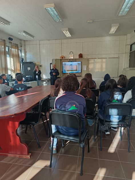 Alumnos presenciando charla de psicologas