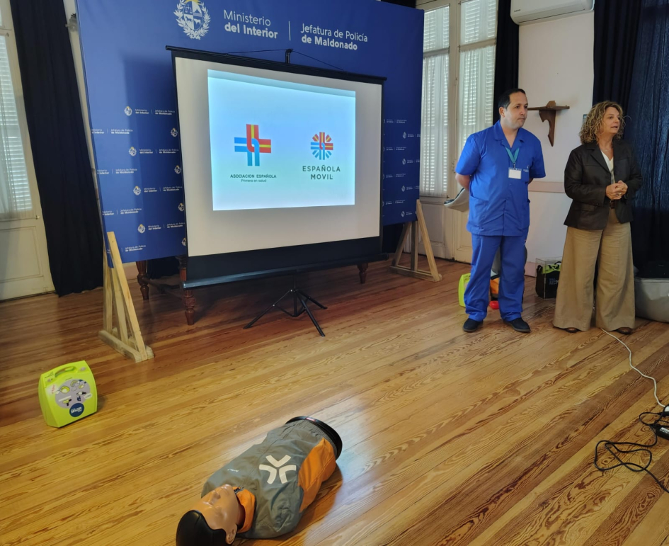  Doctora Mónica Otormin y licenciado en enfermería Gonzalo Lebratto.