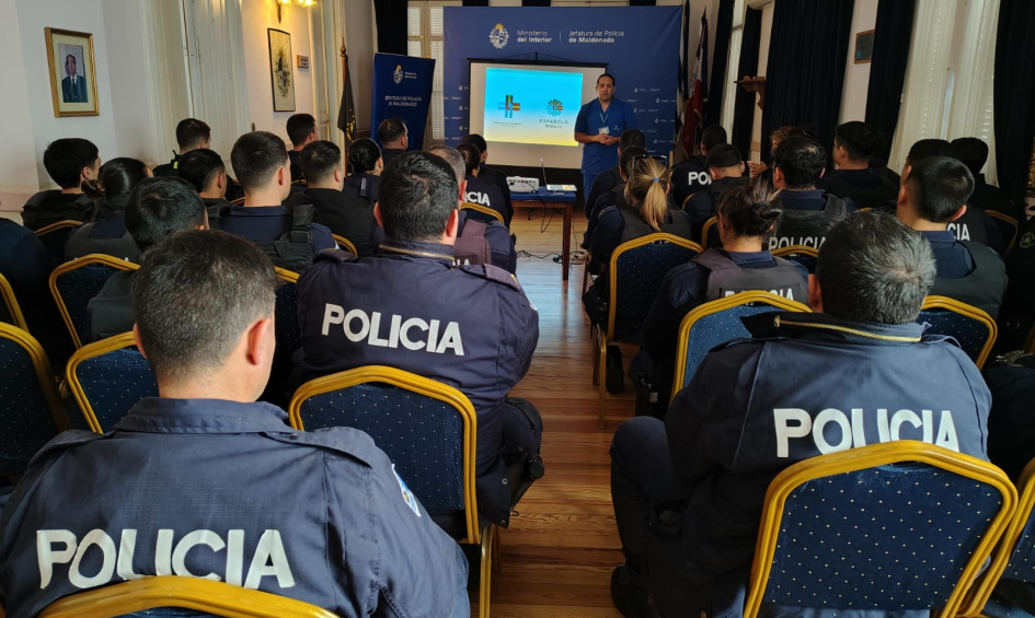 policias presenciando capacitación