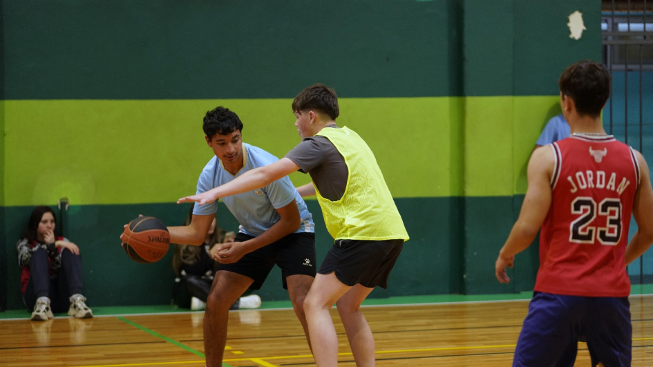 alumnos d eliceos jugando al Básquetbol